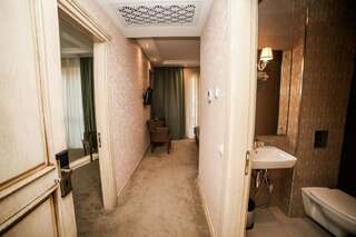 Отель Grand Hotel Mimino Тбилиси Семейный люкс с балконом-1