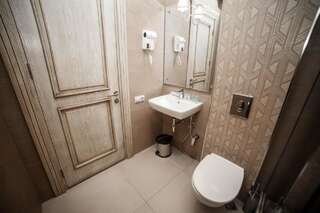 Отель Grand Hotel Mimino Тбилиси Семейный люкс с балконом-6
