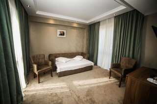 Отель Grand Hotel Mimino Тбилиси Семейный люкс с балконом-9